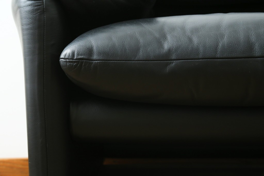 中古　美品　Cassina(カッシーナ)　MARALUNGA(マラルンガ)　本革　包み込むようなフォルムが魅力!　背もたれの高さを切り替えられる機能的な1人掛けソファ　現行定価約120万円　(R-090772)