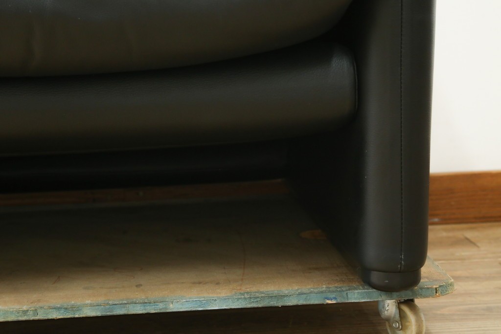 中古　美品　Cassina(カッシーナ)　MARALUNGA(マラルンガ)　本革　包み込むようなフォルムが魅力!　背もたれの高さを切り替えられる機能的な1人掛けソファ　現行定価約120万円　(R-090772)