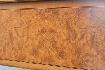 中古　イタリア製　高級ブランド家具　メデア(Medea)　印象的な木目の天板と細身の脚が映えるデスク　(R-090777)