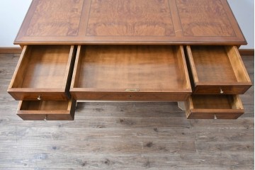 中古　イタリア製　高級ブランド家具　メデア(Medea)　印象的な木目の天板と細身の脚が映えるデスク　(R-090777)