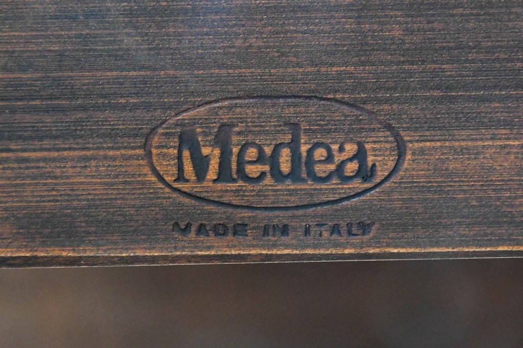 中古　イタリア製　高級ブランド家具　メデア(Medea)　印象的な木目の天板と細身の脚が映えるデスク　(R-090777)