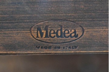 中古　イタリア製　高級ブランド家具　メデア(Medea)　印象的な木目の天板と細身の脚が映えるデスク　(R-090777)