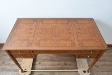 中古　イタリア製　高級ブランド家具　メデア(Medea)　印象的な木目の天板と細身の脚が映えるデスク　(R-090777)