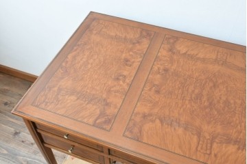 中古　イタリア製　高級ブランド家具　メデア(Medea)　印象的な木目の天板と細身の脚が映えるデスク　(R-090777)