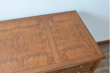 中古　イタリア製　高級ブランド家具　メデア(Medea)　印象的な木目の天板と細身の脚が映えるデスク　(R-090777)