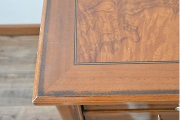 中古　イタリア製　高級ブランド家具　メデア(Medea)　印象的な木目の天板と細身の脚が映えるデスク　(R-090777)