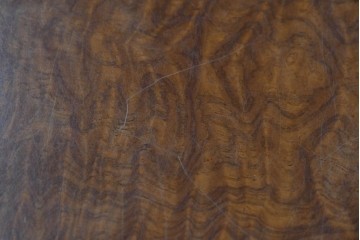中古　イタリア製　高級ブランド家具　メデア(Medea)　印象的な木目の天板と細身の脚が映えるデスク　(R-090777)