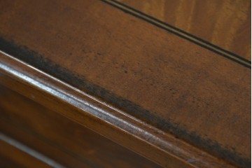 中古　イタリア製　高級ブランド家具　メデア(Medea)　印象的な木目の天板と細身の脚が映えるデスク　(R-090777)