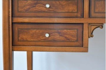 中古　イタリア製　高級ブランド家具　メデア(Medea)　印象的な木目の天板と細身の脚が映えるデスク　(R-090777)