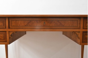 中古　イタリア製　高級ブランド家具　メデア(Medea)　印象的な木目の天板と細身の脚が映えるデスク　(R-090777)