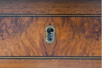 中古　イタリア製　高級ブランド家具　メデア(Medea)　印象的な木目の天板と細身の脚が映えるデスク　(R-090777)