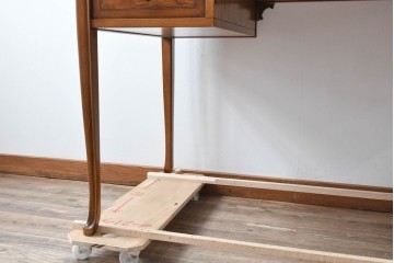 中古　イタリア製　高級ブランド家具　メデア(Medea)　印象的な木目の天板と細身の脚が映えるデスク　(R-090777)