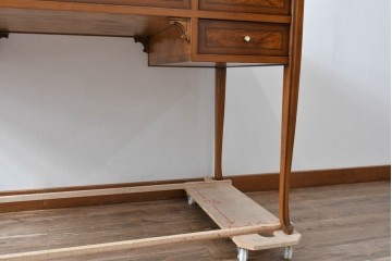 中古　イタリア製　高級ブランド家具　メデア(Medea)　印象的な木目の天板と細身の脚が映えるデスク　(R-090777)