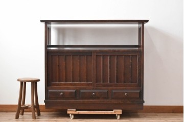 中古　北海道民芸家具　落ち着いた色合いが上品な収納付き飾り棚　(R-090778)