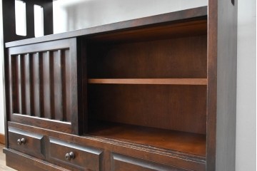 中古　北海道民芸家具　落ち着いた色合いが上品な収納付き飾り棚　(R-090778)