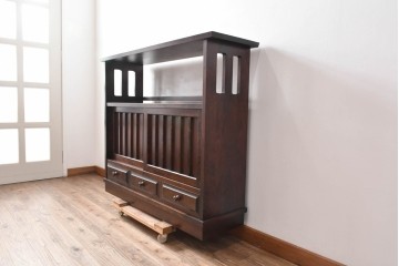 中古　北海道民芸家具　落ち着いた色合いが上品な収納付き飾り棚　(R-090778)