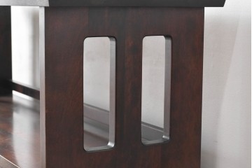 中古　北海道民芸家具　落ち着いた色合いが上品な収納付き飾り棚　(R-090778)