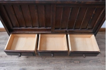 中古　北海道民芸家具　落ち着いた色合いが上品な収納付き飾り棚　(R-090778)