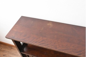 中古　北海道民芸家具　落ち着いた色合いが上品な収納付き飾り棚　(R-090778)