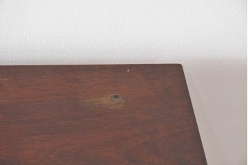 中古　北海道民芸家具　落ち着いた色合いが上品な収納付き飾り棚　(R-090778)