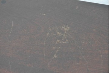 中古　北海道民芸家具　落ち着いた色合いが上品な収納付き飾り棚　(R-090778)