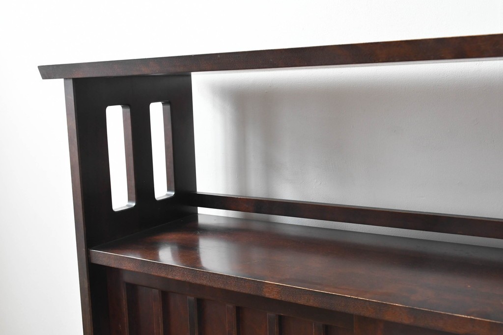 中古　北海道民芸家具　落ち着いた色合いが上品な収納付き飾り棚　(R-090778)