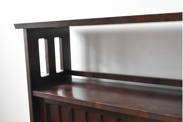 中古　北海道民芸家具　落ち着いた色合いが上品な収納付き飾り棚　(R-090778)