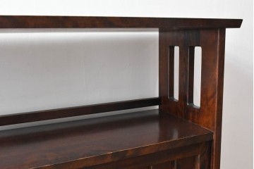 中古　北海道民芸家具　落ち着いた色合いが上品な収納付き飾り棚　(R-090778)