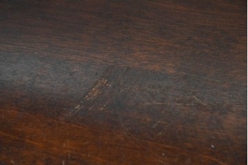 中古　北海道民芸家具　落ち着いた色合いが上品な収納付き飾り棚　(R-090778)