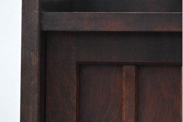 中古　北海道民芸家具　落ち着いた色合いが上品な収納付き飾り棚　(R-090778)