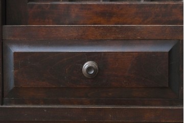 中古　北海道民芸家具　落ち着いた色合いが上品な収納付き飾り棚　(R-090778)