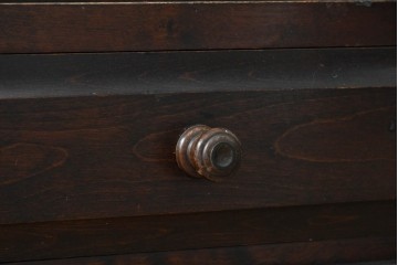 中古　北海道民芸家具　落ち着いた色合いが上品な収納付き飾り棚　(R-090778)