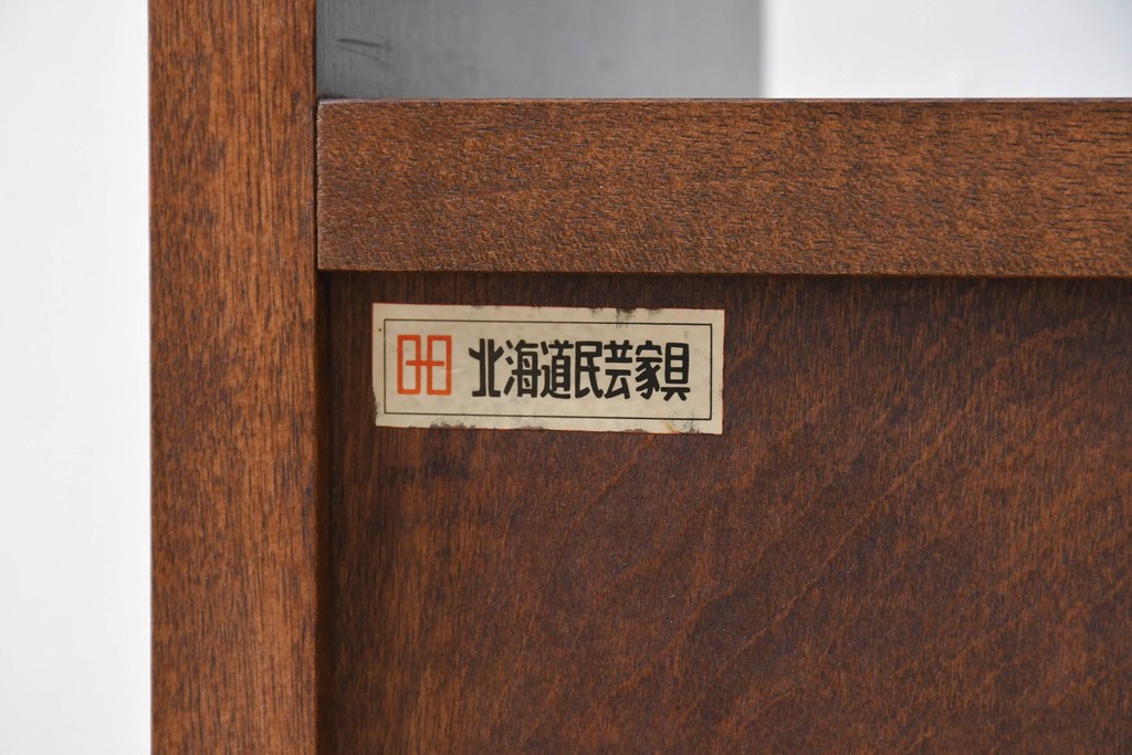 中古　北海道民芸家具　落ち着いた色合いが上品な収納付き飾り棚　(R-090778)