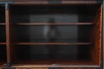 中古　岩谷堂箪笥　欅(ケヤキ)材　格子戸と重厚な飾り金具が目を引くサイドボード　(R-090779)