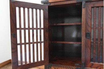 中古　岩谷堂箪笥　欅(ケヤキ)材　格子戸と重厚な飾り金具が目を引くサイドボード　(R-090779)