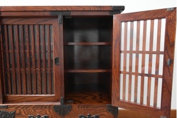 中古　岩谷堂箪笥　欅(ケヤキ)材　格子戸と重厚な飾り金具が目を引くサイドボード　(R-090779)