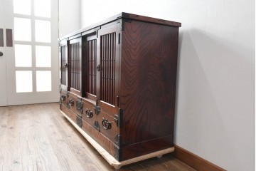 中古　岩谷堂箪笥　欅(ケヤキ)材　格子戸と重厚な飾り金具が目を引くサイドボード　(R-090779)
