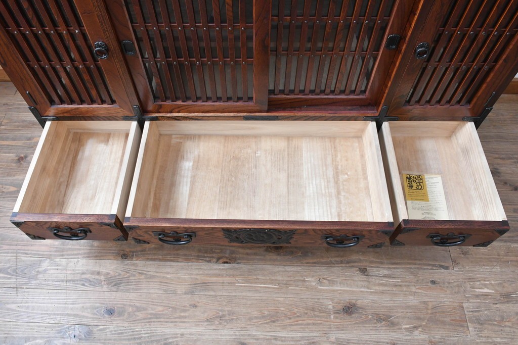 中古　岩谷堂箪笥　欅(ケヤキ)材　格子戸と重厚な飾り金具が目を引くサイドボード　(R-090779)
