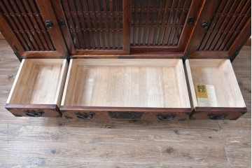 中古　岩谷堂箪笥　欅(ケヤキ)材　格子戸と重厚な飾り金具が目を引くサイドボード　(R-090779)