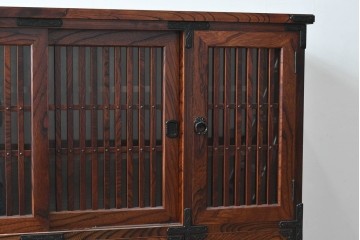 中古　岩谷堂箪笥　欅(ケヤキ)材　格子戸と重厚な飾り金具が目を引くサイドボード　(R-090779)