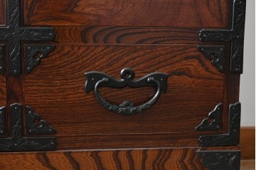 中古　岩谷堂箪笥　欅(ケヤキ)材　格子戸と重厚な飾り金具が目を引くサイドボード　(R-090779)