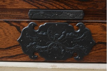 中古　岩谷堂箪笥　欅(ケヤキ)材　格子戸と重厚な飾り金具が目を引くサイドボード　(R-090779)