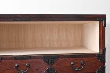 中古　美品　岩谷堂箪笥　力強い木目と大振りの牡丹金具が貫禄ある重ね箪笥　(R-090780)