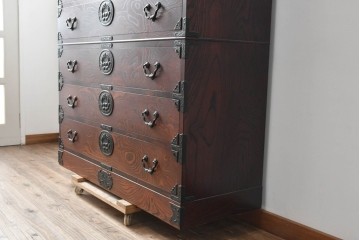 中古　美品　岩谷堂箪笥　力強い木目と大振りの牡丹金具が貫禄ある重ね箪笥　(R-090780)