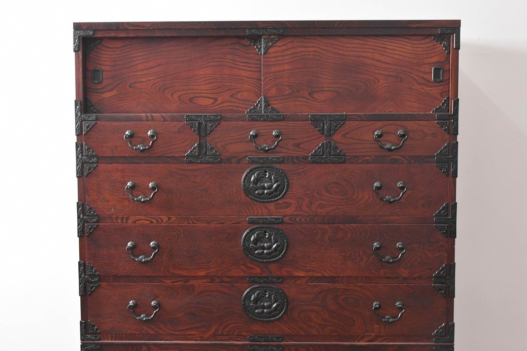 中古　美品　岩谷堂箪笥　力強い木目と大振りの牡丹金具が貫禄ある重ね箪笥　(R-090780)