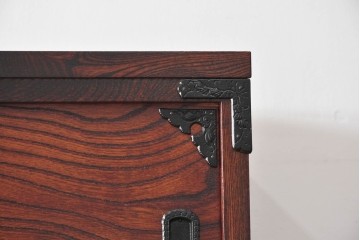 中古　美品　岩谷堂箪笥　力強い木目と大振りの牡丹金具が貫禄ある重ね箪笥　(R-090780)