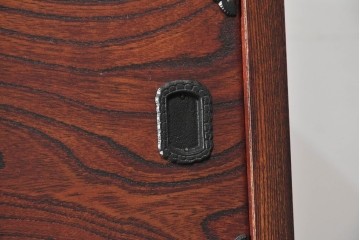 中古　美品　岩谷堂箪笥　力強い木目と大振りの牡丹金具が貫禄ある重ね箪笥　(R-090780)