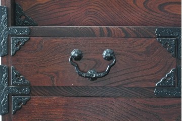中古　美品　岩谷堂箪笥　力強い木目と大振りの牡丹金具が貫禄ある重ね箪笥　(R-090780)