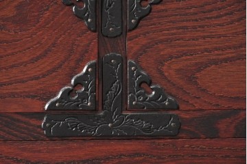 中古　美品　岩谷堂箪笥　力強い木目と大振りの牡丹金具が貫禄ある重ね箪笥　(R-090780)