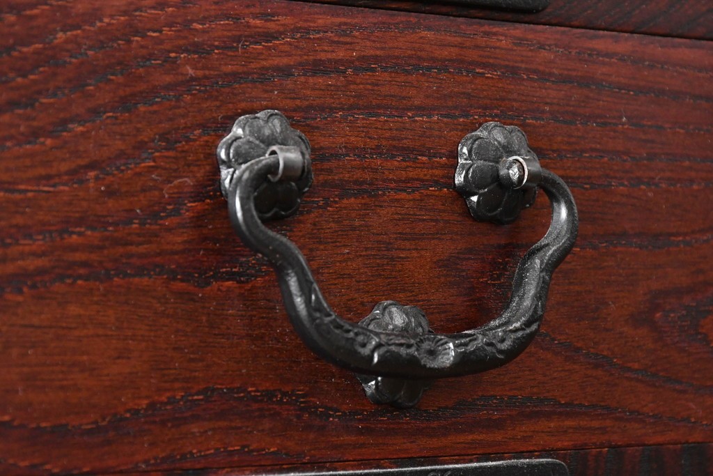 中古　美品　岩谷堂箪笥　力強い木目と大振りの牡丹金具が貫禄ある重ね箪笥　(R-090780)